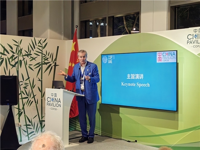 意大利都靈理工大學(xué)終身教授岡特·鮑利發(fā)言。COP28中國角供圖