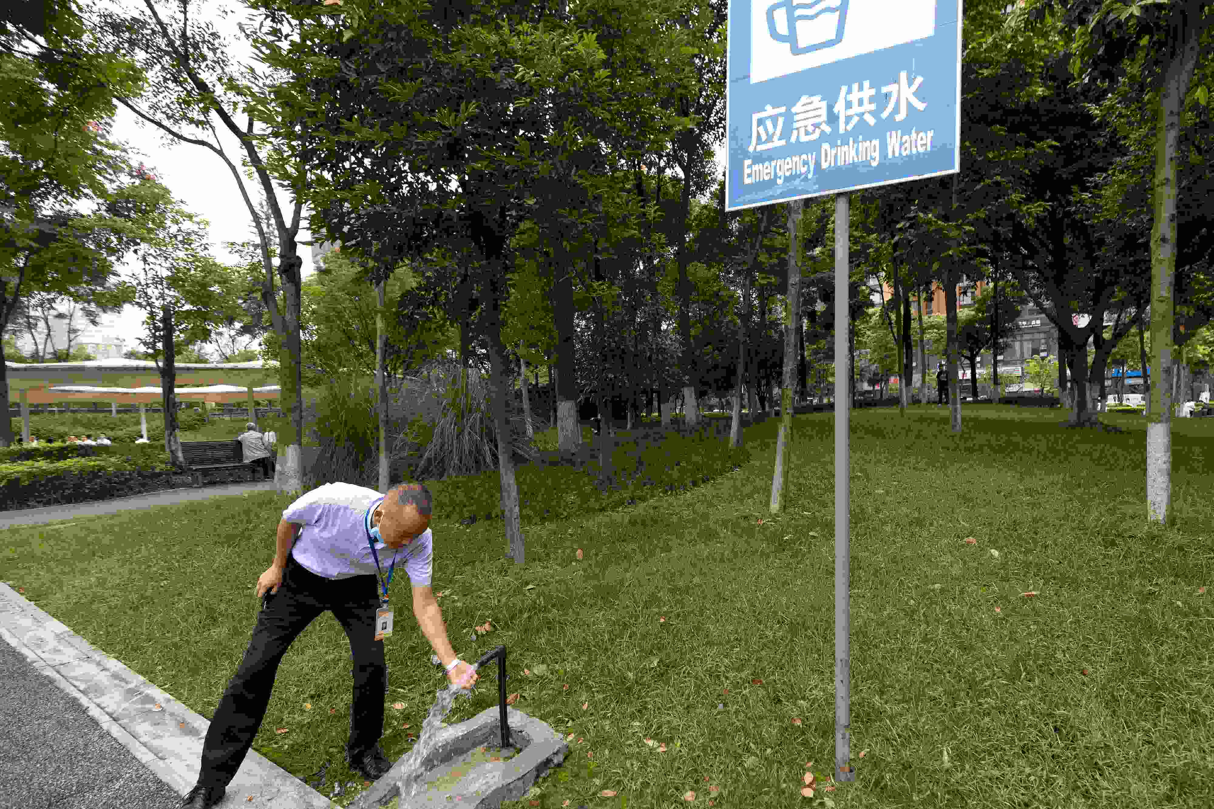 位于成都高新區(qū)天府二街與天府三街之間的大源中央公園，應(yīng)急供水設(shè)施標(biāo)識醒目。