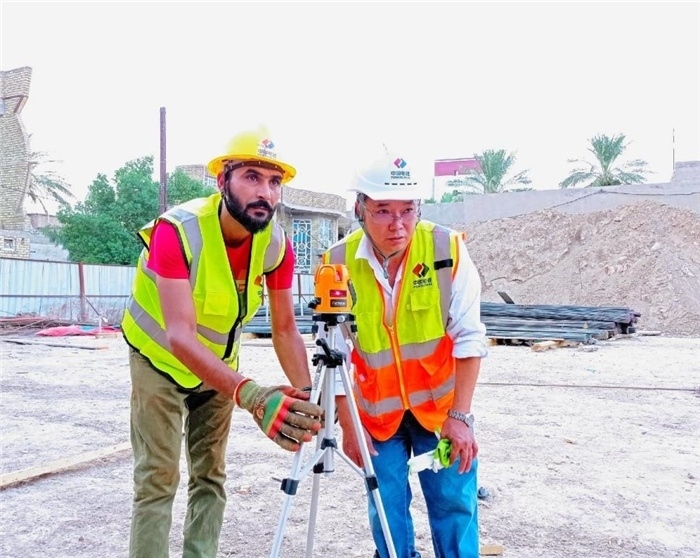 中伊工人在施工中。中國電建供圖