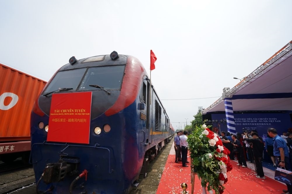 這是2023年8月2日在越南河內(nèi)安員車(chē)站拍攝的首列“燕趙號(hào)”中越班列。新華社記者 胡佳麗 攝