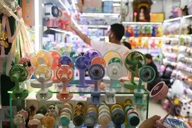 △近期，客商在浙江義烏國際商貿城采購商品。