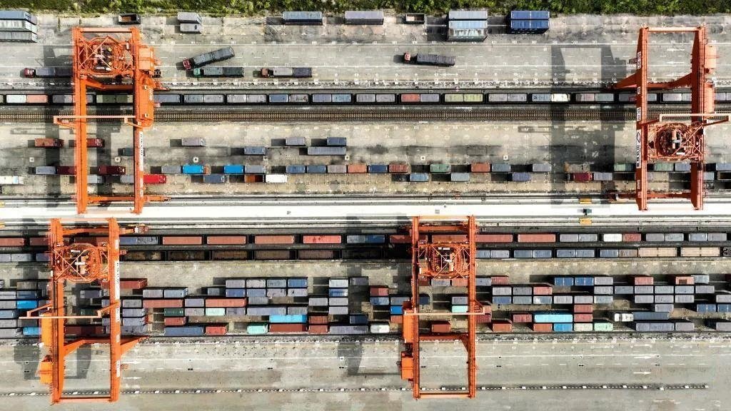 △2023年11月12日，火車在廣西欽州港碼頭裝運集裝箱。