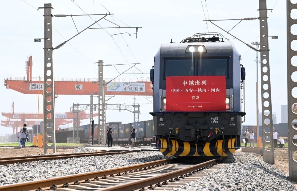 2022年8月23日，陜西首趟中越國(guó)際貨運(yùn)班列由西安國(guó)際港站駛出開(kāi)往越南河內(nèi)。新華社記者 李一博 攝