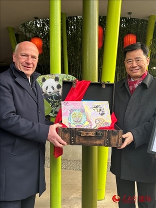吳墾大使和韋格納市長手捧德國兒童為“夢想”“夢圓”準(zhǔn)備的手繪“送別大禮包”。人民網(wǎng)記者 徐馨攝