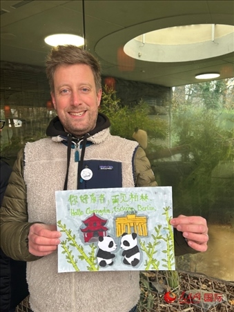 特別從法國趕來送別“夢想”“夢圓”的專業(yè)級熊貓粉絲 Pouille先生和此次征集的兒童作品。人民網(wǎng)記者 徐馨攝