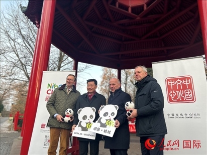 中國文化中心組織的主題活動現(xiàn)場。從左至右依次為柏林動物園園長克尼里姆、中國駐德國大使吳懇、柏林市長韋格納、柏林動物園監(jiān)事會主席布魯克曼。人民網(wǎng)記者 徐馨攝