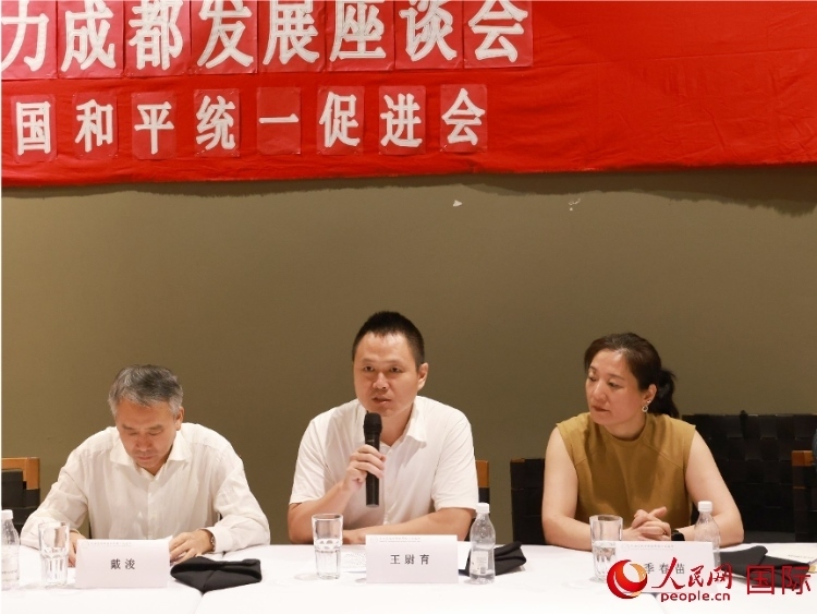 中國(guó)駐里約總領(lǐng)館副總領(lǐng)事王尉育（中）在座談會(huì)中致辭。人民網(wǎng)記者 陳海琪攝
