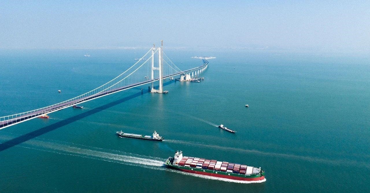 △2023年11月28日，國家重大工程深中通道海底沉管隧道貫通。