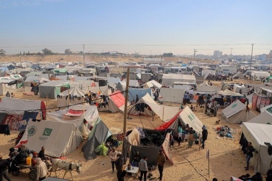  這是12月8日在加沙地帶南部城市拉法拍攝的臨時營地。新華社發(fā)（里澤克·阿卜杜勒賈瓦德攝）