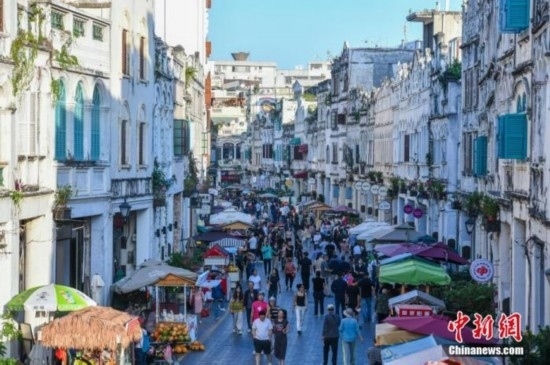 圖為海口騎樓老街游客如織。 <a target='_blank' href='/' ><p align=