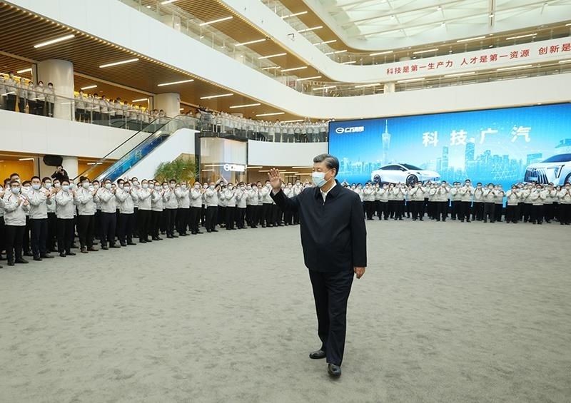 △2023年4月12日，習(xí)近平總書記在廣東廣汽研究院向職工們揮手致意。
