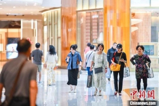 圖為顧客在cdf?？趪?guó)際免稅城內(nèi)選購(gòu)商品。<a target='_blank' href='/' ><p align=