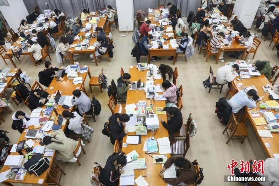 資料圖：眾多考研學生在南昌大學圖書館的自習室內復習備考。劉力鑫 攝
