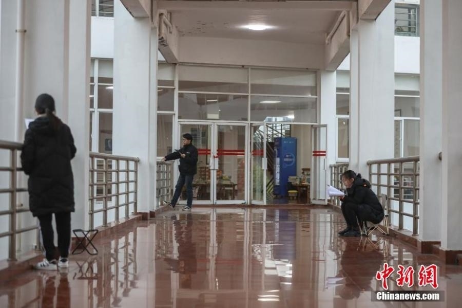 資料圖：幾位考研學生在南昌大學教學樓的天橋上復習備考。劉力鑫 攝