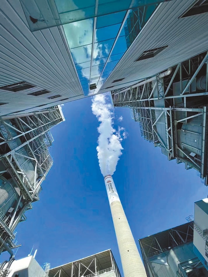  綠色低碳 近日，來自10余個(gè)國家的國際青年跟隨“世界青年能源行”活動(dòng)走進(jìn)國家能源集團(tuán)江蘇泰州電廠。作為亞洲最大火電二氧化碳捕集、利用與封存項(xiàng)目，該項(xiàng)目每年可捕集消納二氧化碳50萬噸。 美國籍演員、主持人 史蒂文·韋德斯攝 “走在電廠里，體驗(yàn)各種高科技，真切感受到中國在清潔能源方面發(fā)展迅速，許多技術(shù)走在了世界前列。”