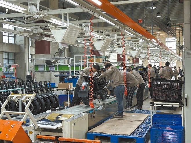  產(chǎn)業(yè)領(lǐng)跑 在長三角一體化發(fā)展格局下，新能源制造業(yè)通過產(chǎn)業(yè)集群協(xié)同發(fā)展，形成現(xiàn)代化產(chǎn)業(yè)體系。圖為位于江蘇常州市的比亞迪工廠內(nèi)，工作人員正在組裝銷往非洲國家的電動(dòng)摩托車。 拉丁美洲通訊社古巴籍?dāng)z影記者 朗尼·洛佩茲（中文名羅帥）攝