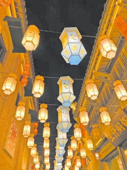  古城新韻 位于安徽安慶市安慶古城的倒扒獅歷史文化街區(qū)依江而建，在保留歷史建筑的同時(shí)，引入產(chǎn)業(yè)新業(yè)態(tài)，激發(fā)歷史文化街區(qū)活力，吸引了眾多游客前來游玩。 韓國籍視頻博主 金峻范攝