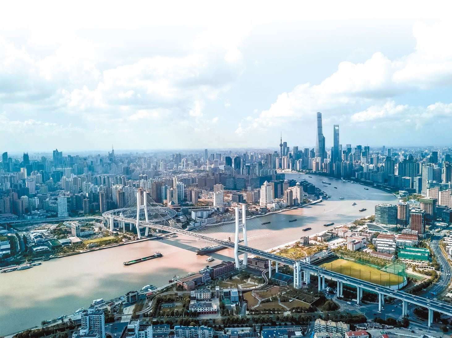  潮起東方 上海黃浦江兩岸高樓林立，風(fēng)光無限。近年來，上海以開放創(chuàng)新之姿，謀劃推動(dòng)高質(zhì)量發(fā)展，奮力開創(chuàng)長三角一體化新局面。 德國籍導(dǎo)演、建筑師、攝影師 馬克·西格蒙德攝 “起初，我被東方古國的悠久歷史文化吸引來到中國。在上海生活的10多年間，我見證了這座城市的發(fā)展歷程，也感受到它兼具傳統(tǒng)與現(xiàn)代的獨(dú)特魅力?！? /></p> <p style=