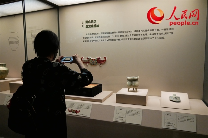 今年9月，觀眾正在參觀“鑒往知遠——新時代考古成果展”。人民網(wǎng)記者 韋衍行攝