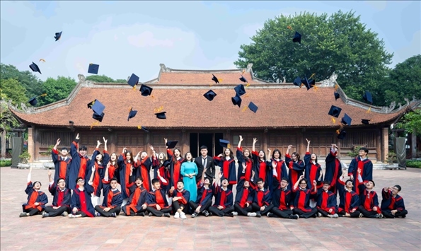 12月9日，越南首都河內一所高中的學生在文廟內合影留念。