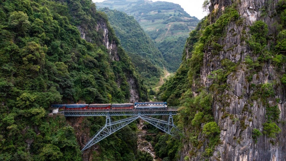 2023年6月20日，一列火車駛過人字橋。