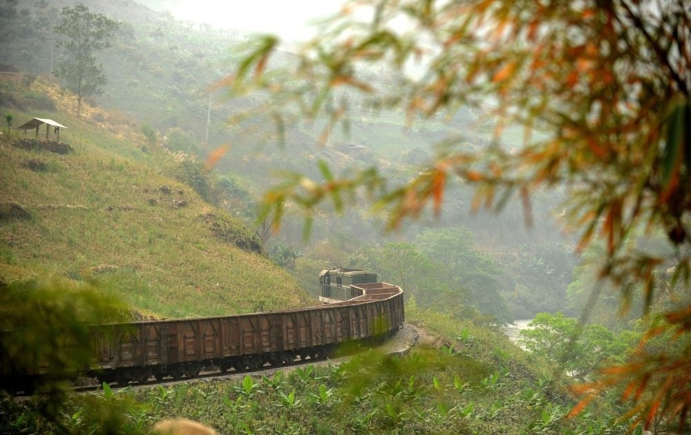 這是行駛在滇越鐵路云南省屏邊縣境內(nèi)的貨運列車（2012年3月9日攝）。