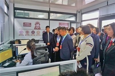  在昆明中院訴前調(diào)解工作室內(nèi)，代表們觀摩法官線上調(diào)解。