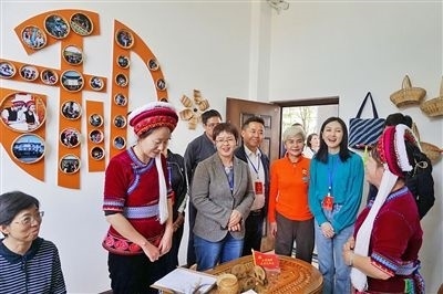  在大理法院喜洲法庭，代表們與“金花調(diào)解員”共同探討民族特色調(diào)解工作方法。