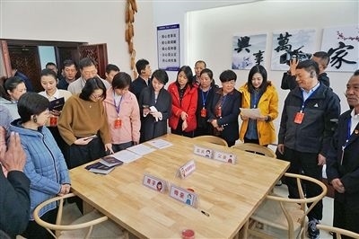  在劍川法院家事調(diào)解室內(nèi)，該院制作的《離婚證明書》引起了代表們的關注。