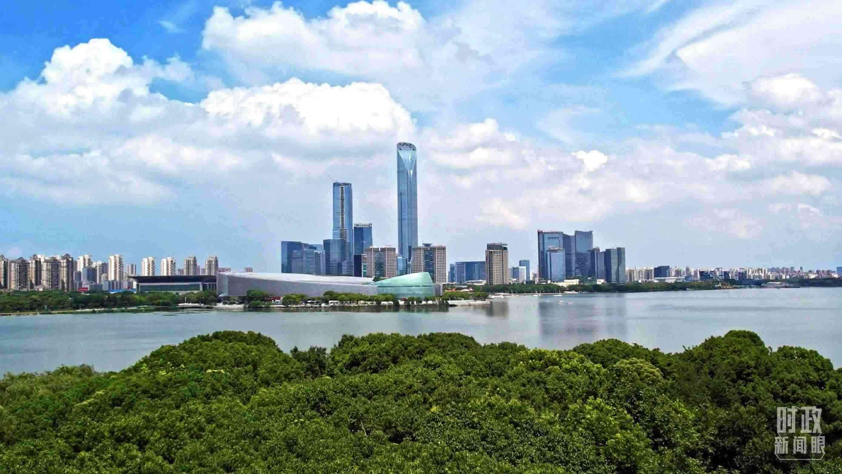 △金雞湖畔的蘇州工業(yè)園區(qū)。（總臺央視記者范凱拍攝）
