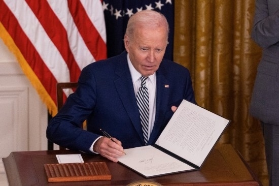 10月30日，美國(guó)總統(tǒng)拜登在華盛頓白宮簽署人工智能監(jiān)管行政令。新華社發(fā)（亞倫攝）