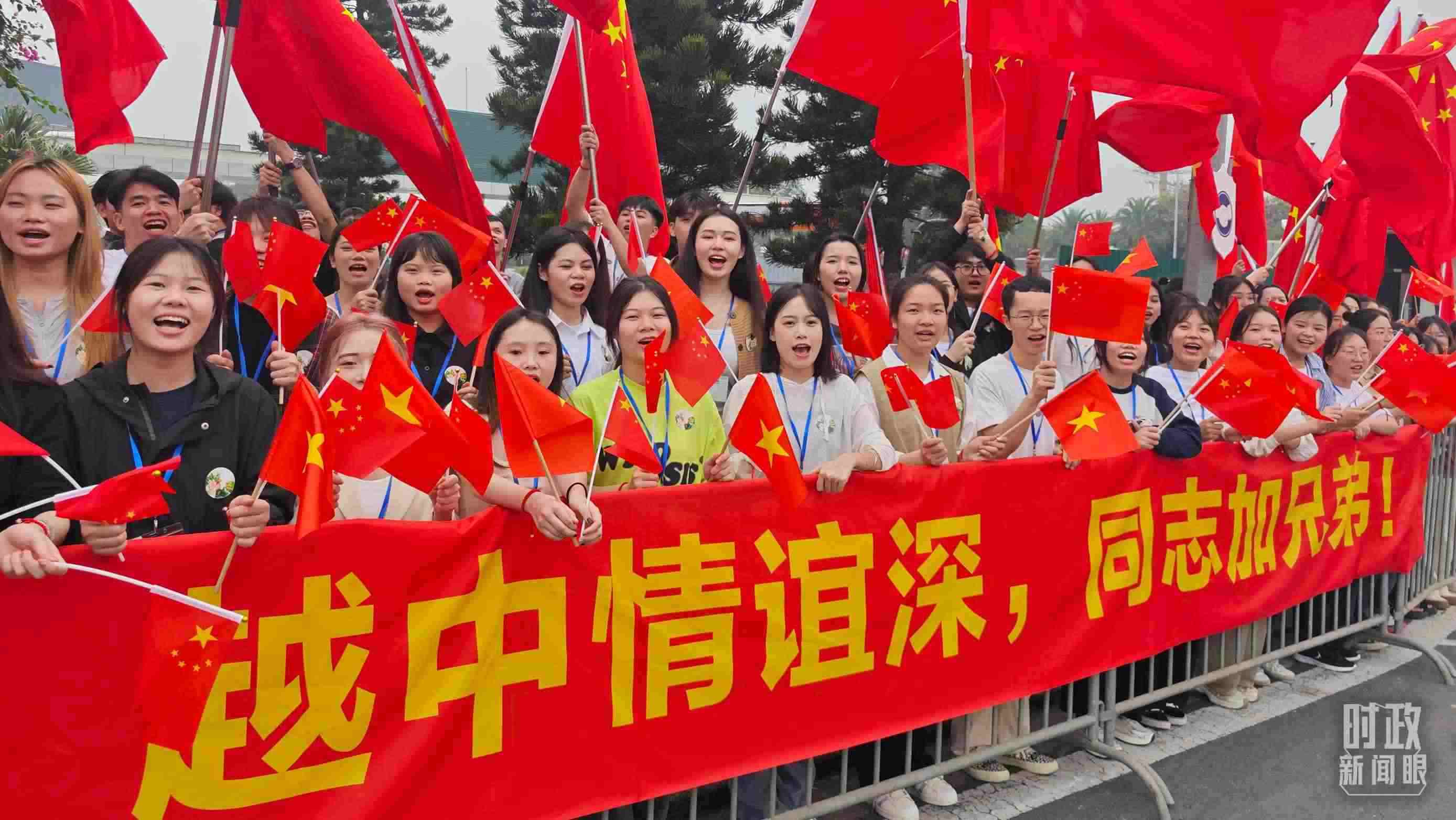 △習(xí)近平乘車從機場赴下榻飯店途中，許多人自發(fā)聚集在道路兩旁，揮舞兩國旗幟，表達熱烈歡迎。（總臺央視記者耿小龍拍攝）