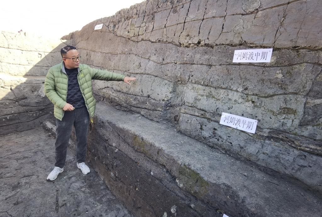 12月14日，汶溪遺址發(fā)掘項目現(xiàn)場負(fù)責(zé)人雷少介紹遺址整體情況。新華社記者顧小立 攝
