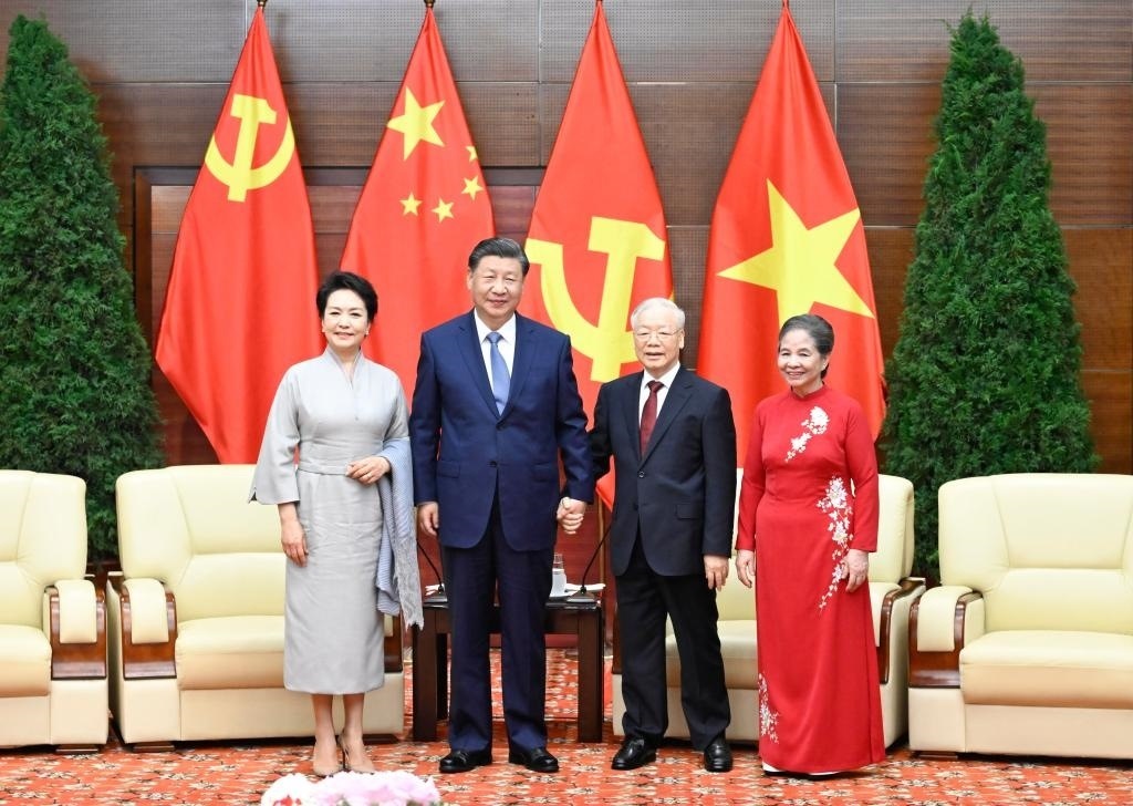 當?shù)貢r間12月13日下午，在結束對越南進行國事訪問即將啟程回國之際，中共中央總書記、國家主席習近平和夫人彭麗媛同越共中央總書記阮富仲和夫人吳氏敏話別。