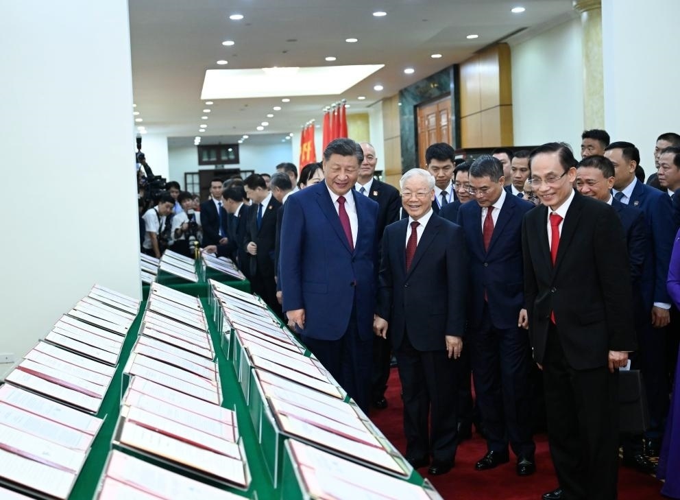 當?shù)貢r間12月12日下午，剛剛抵達河內的中共中央總書記、國家主席習近平在越共中央駐地同越共中央總書記阮富仲舉行會談。這是會談后，兩黨總書記共同見證雙方簽署的雙邊合作文件展示。