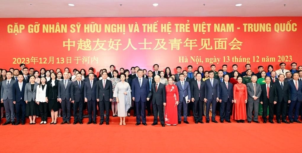 這是習近平夫婦和阮富仲夫婦同中越兩國青年和友好人士代表親切合影。