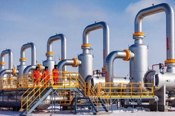 中俄東線天然氣管道黑河首站工作人員正在巡檢。受訪者供圖