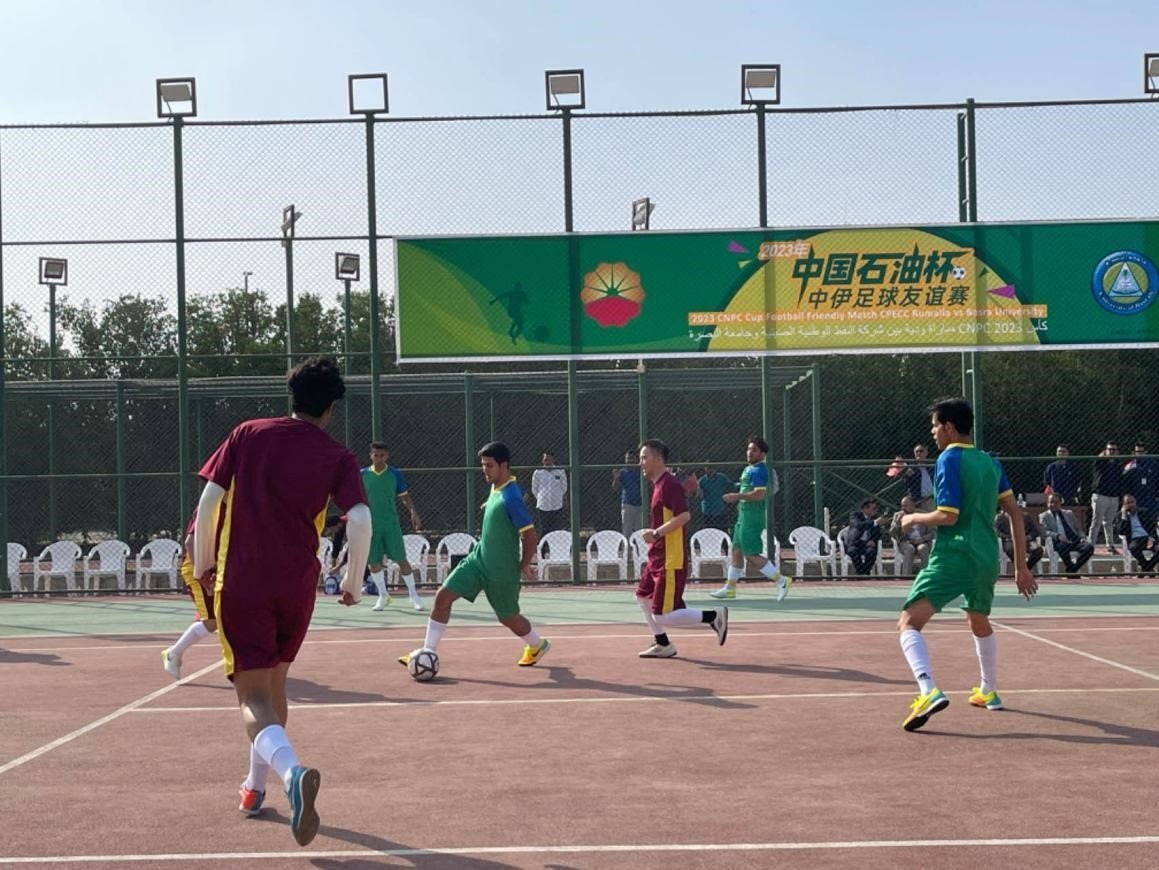 12月14日，中國(guó)石油（伊拉克）魯邁拉片區(qū)舉辦公共開放日和足球友誼賽。中國(guó)石油工程建設(shè)有限公司魯邁拉項(xiàng)目代表隊(duì)與巴士拉大學(xué)代表隊(duì)進(jìn)行了比賽，巴士拉大學(xué)代表隊(duì)獲勝。文學(xué)軍攝