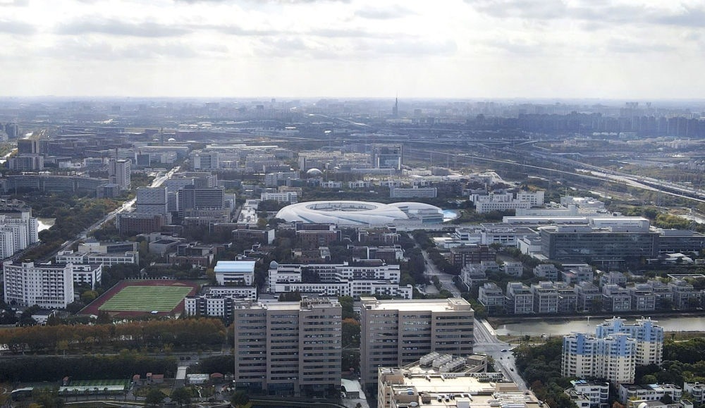 這是2023年11月25日在上海浦東新區(qū)張江科學(xué)城拍攝的形如鸚鵡螺的大科學(xué)裝置上海光源（中）（無人機(jī)照片）。新華社記者 方喆 攝