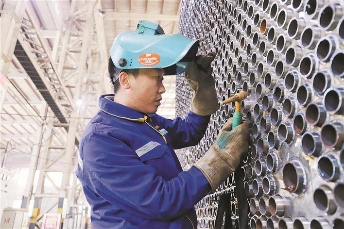 邵旭鵬在車間進(jìn)行電焊作業(yè)。受訪者供圖