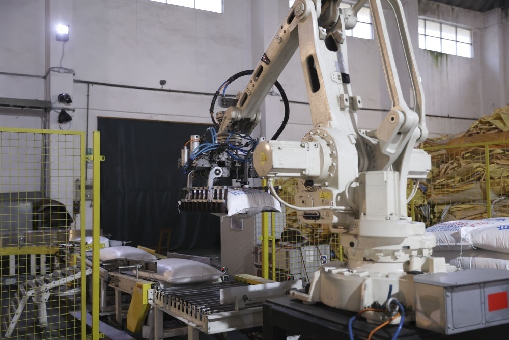 12月14日，在廣西來賓東糖鳳凰有限公司，機(jī)械臂在廠房碼放白砂糖成品。