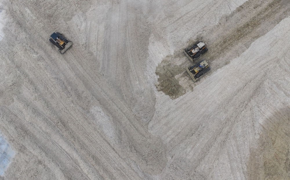 12月12日，在廣西湘桂華糖制糖集團(tuán)來賓紙業(yè)有限責(zé)任公司，工作人員在整理蔗渣（無人機(jī)照片）。