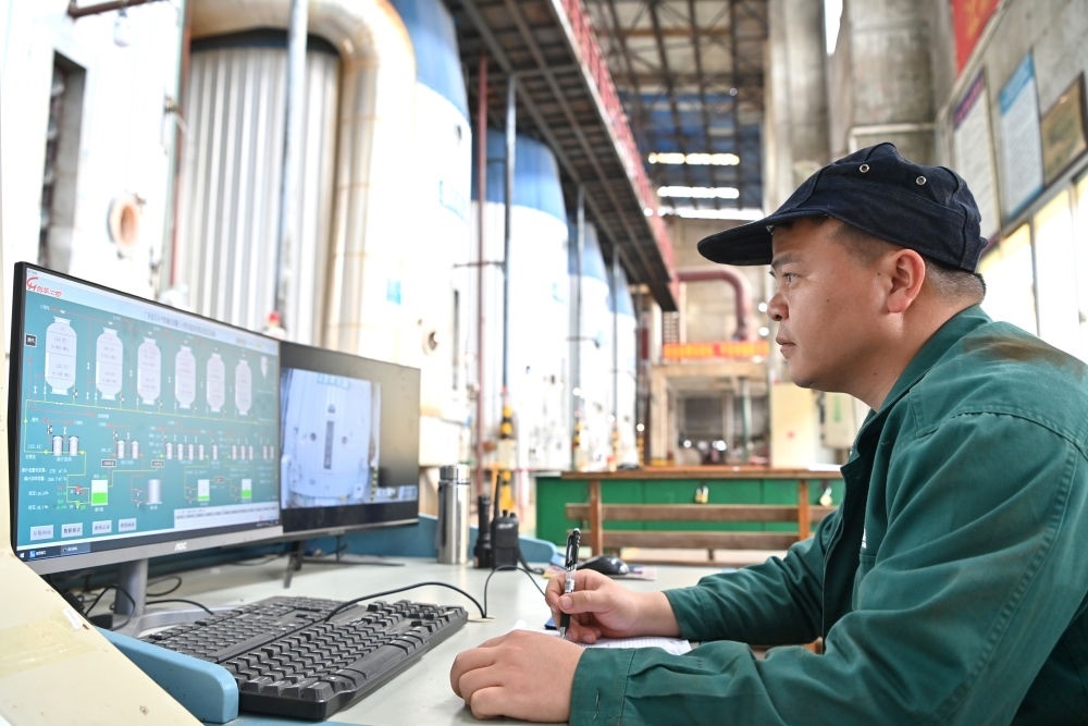 12月12日，工作人員在廣西來賓小平陽湘桂制糖有限公司監(jiān)控蒸發(fā)系統(tǒng)。