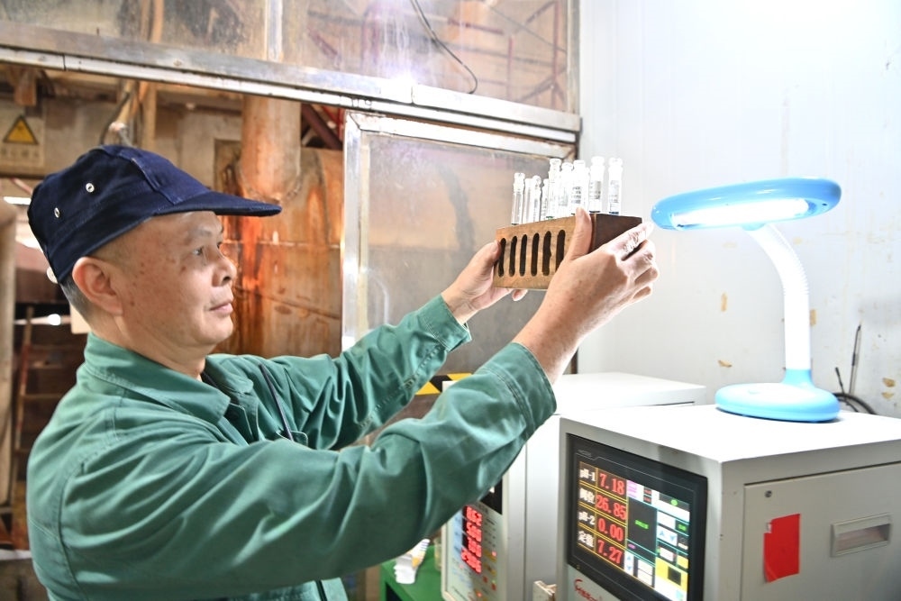 12月12日，廣西來賓小平陽湘桂制糖有限公司的工作人員在檢測糖漿樣品。