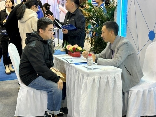 沈陽招聘會現(xiàn)場。人民網(wǎng)記者 尹柏寒?dāng)z