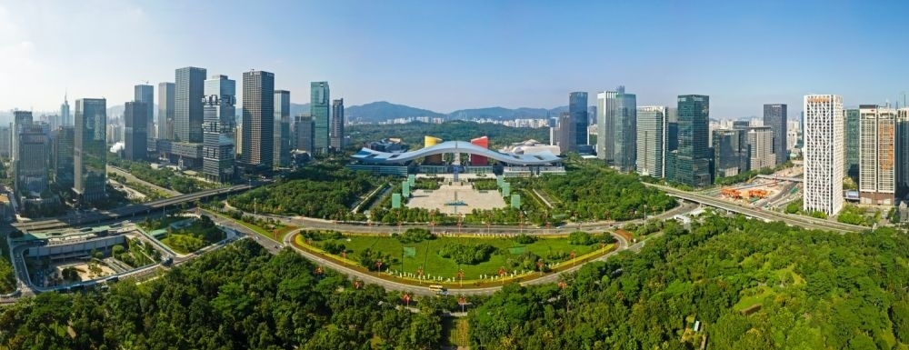 這是在廣東省深圳市拍攝的深圳市民中心和蓮花山公園一線（2020年10月2日攝，無人機(jī)照片）。新華社記者 梁旭 攝
