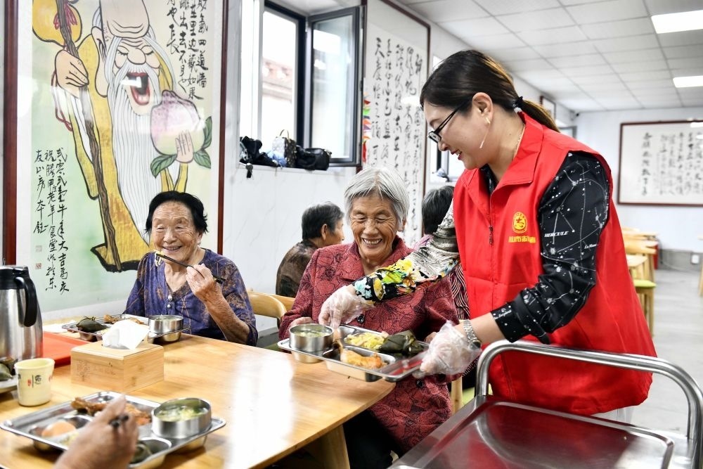 在山東省乳山市城區(qū)街道騰甲莊村幸福食堂，志愿者為老人們配送午餐（2023年6月24日攝）。新華社記者 郭緒雷 攝