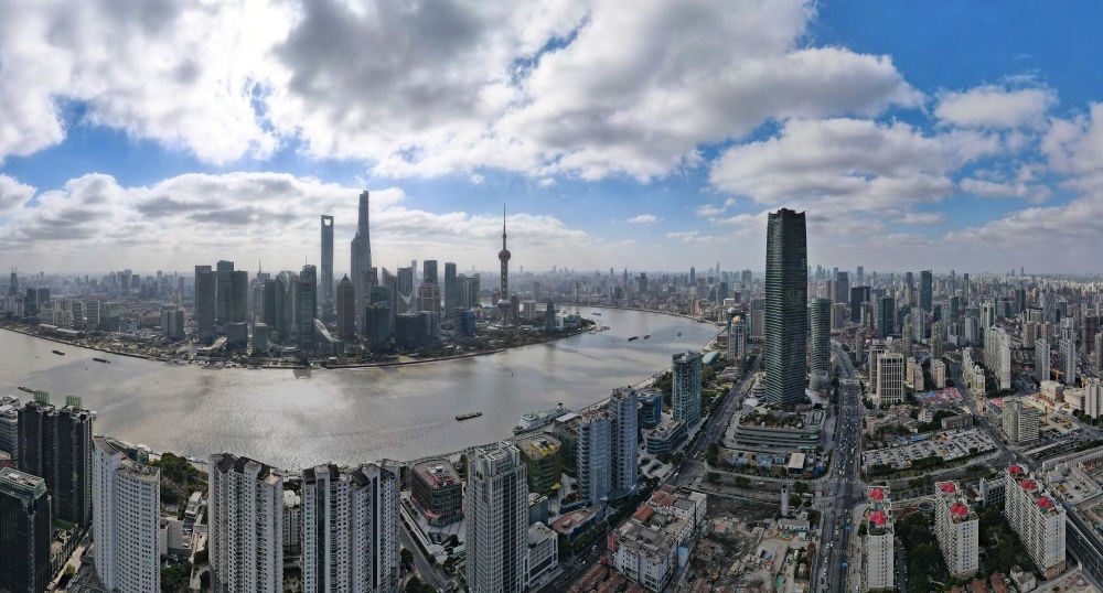 從上海虹口區(qū)北外灘空中俯瞰中國（上海）自由貿(mào)易試驗(yàn)區(qū)陸家嘴片區(qū)（2023年1月10日攝，無人機(jī)全景照片）。新華社記者 方喆 攝
