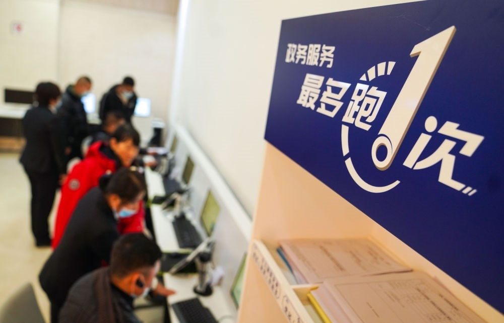 在吉林省長春市二道區(qū)政務(wù)服務(wù)中心輔助填報(bào)區(qū)，市民在工作人員的輔助下進(jìn)行事項(xiàng)填報(bào)（2020年11月23日攝）。新華社記者 許暢 攝