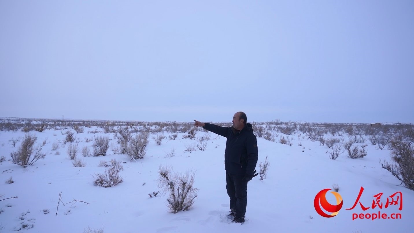 馬曉華向采訪團(tuán)介紹林場(chǎng)情況。人民網(wǎng) 周靜圓攝